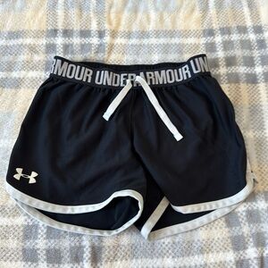Girls under armour medium black shorts